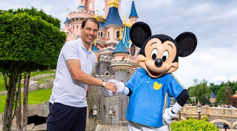 Rafael Nadal partage un moment magique avec Mickey devant le château en 2024