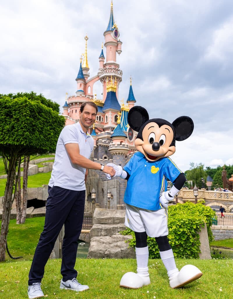 Rafael Nadal partage un moment magique avec Mickey devant le château en 2024