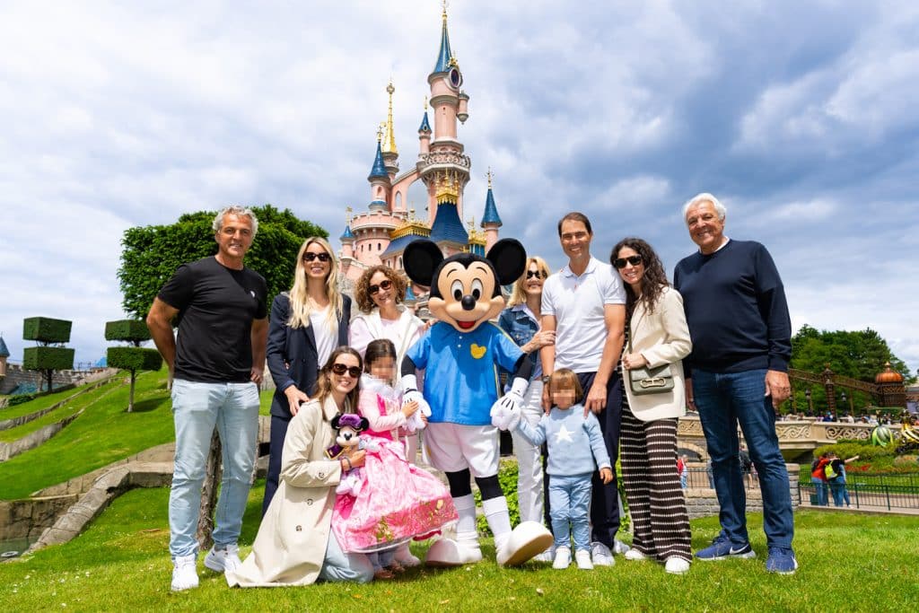 Rafael Nadal en famille devant le château en 2024.